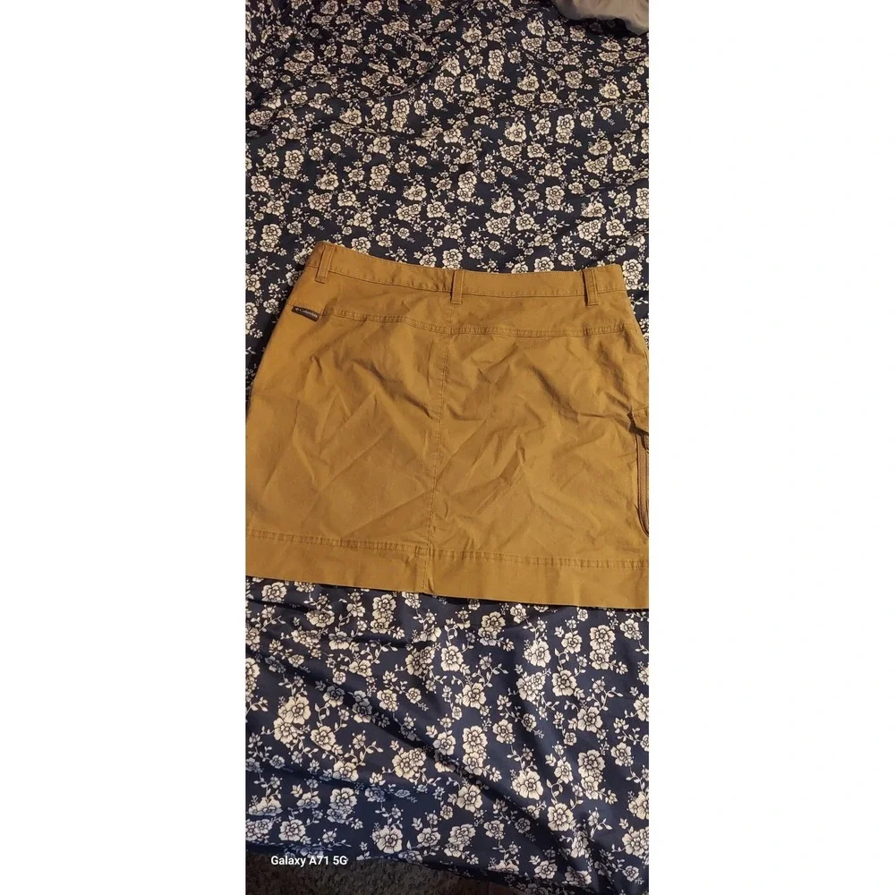 NEW Columbia OMNI-SHADE 50 Womens Size 12 Musturd Zipper Activity Skirt Hiking